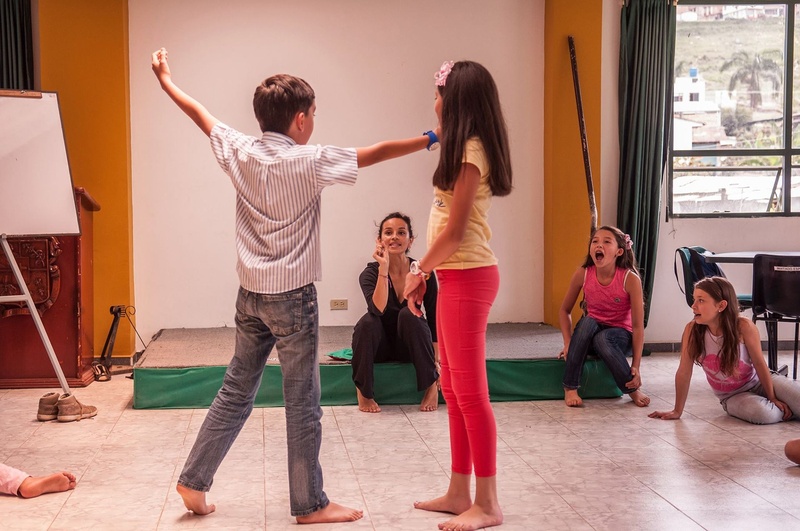 Dos niños actúan una escena frente a sus compañeros