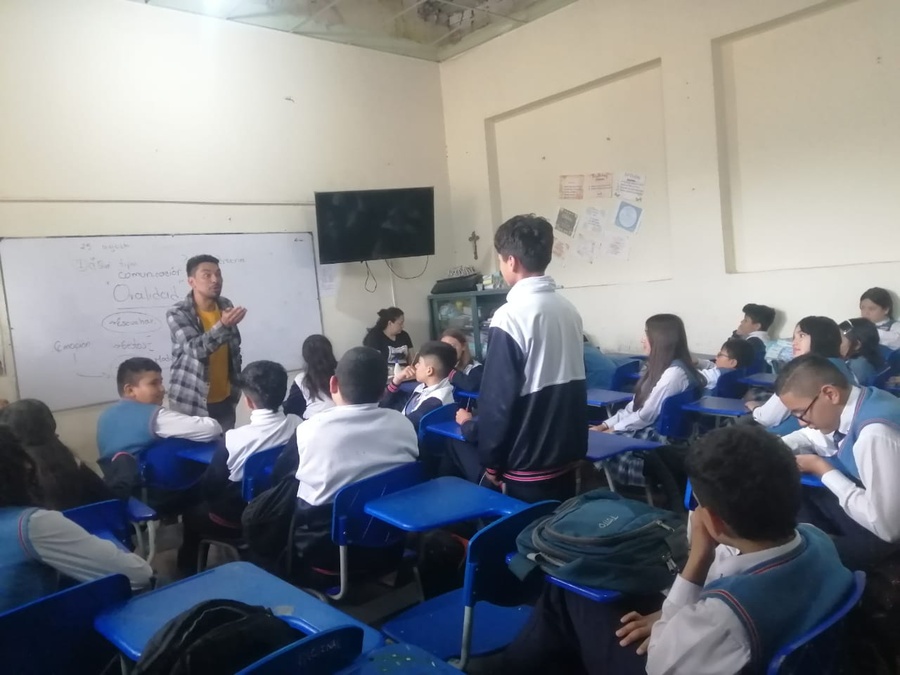 Estudiantes en un salón de clase durante un taller de Cosmolectores
